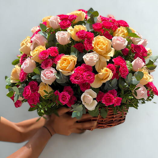 Рапсодия роз | 41 роза микс   10 пионовидных роз в элегантной корзине