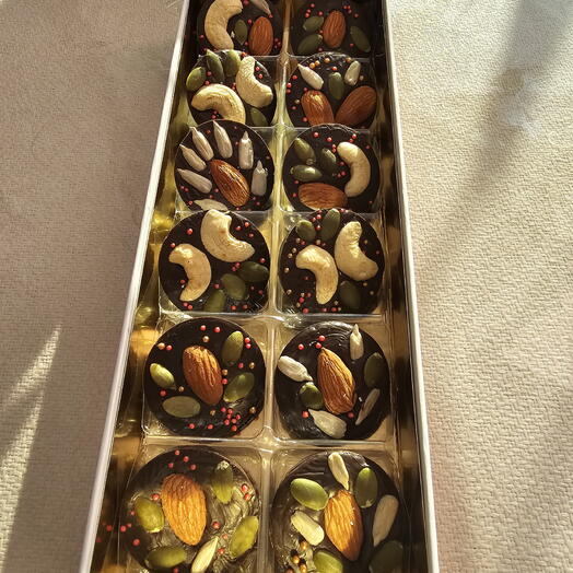 Шоколадные диски с орехами (подарочная коробка)