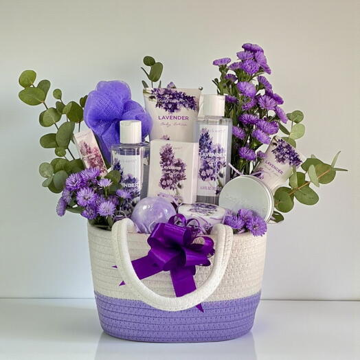سلة هدايا فاخرة برائحة زهور اللافندر | مجموعة هدايا سبا فاخرة من باث إيرث | توصيل إلى دبي
