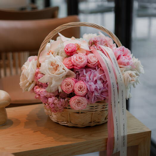 Корзина нежных цветов