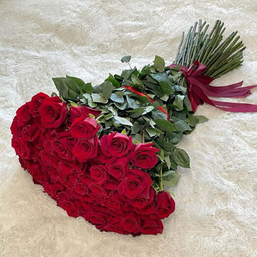 Ramo clásico de rosas rojas atado a mano