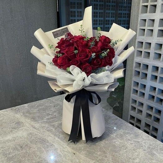 Ramo elegante de rosas rojas