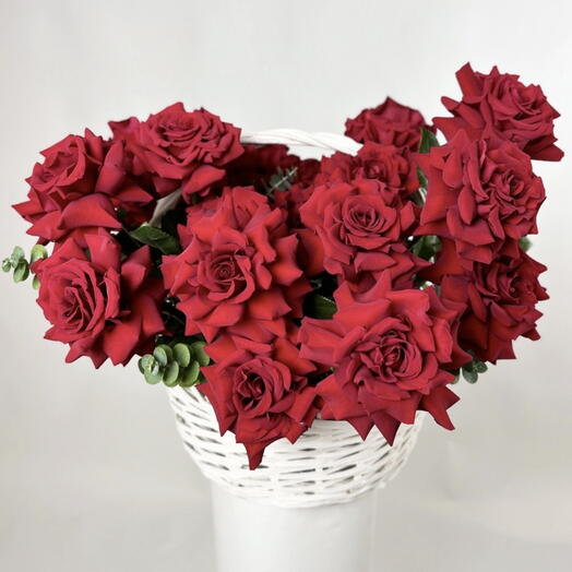 Корзина на День святого Валентина _ Роскошная корзина из 51 классической красной розы