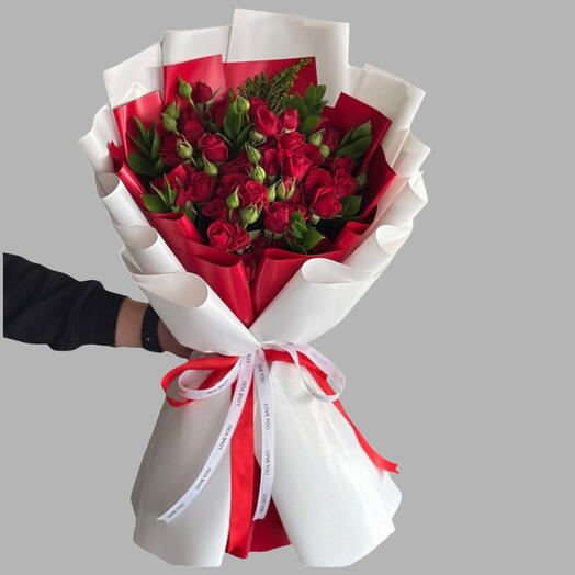 Красная поэзия _ букет из 51 красной кустовой розы для годовщины или дня рождения