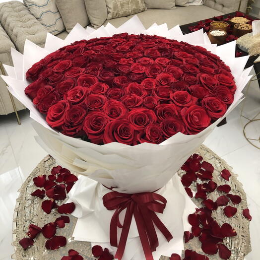 ‏101 red roses love