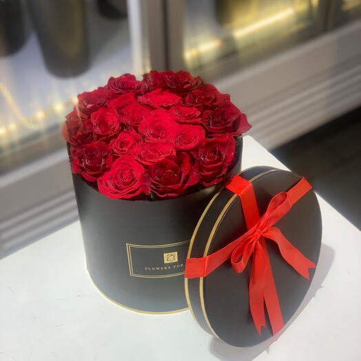 Красная роза, белая коробка
