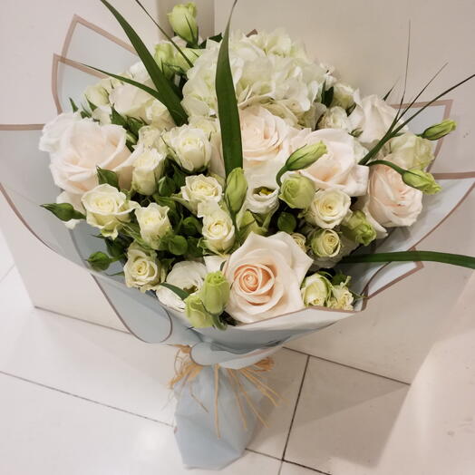 Stylish Bouquet of White Roses
