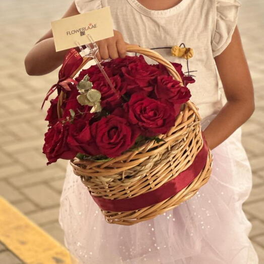 Arrangement en panier de fleurs fraîches