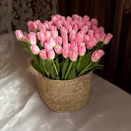 Корзина цветов на женский день