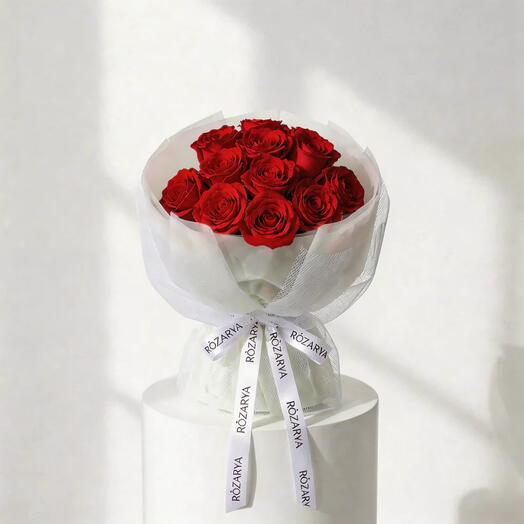 Маленькое красное облачко: романтическая классика из 12 роз