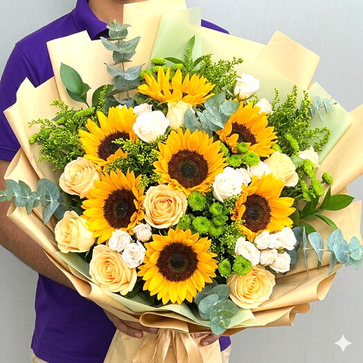 باقة شروق الشمس الذهبية عباد الشمس، ورود بلون خوخي   خضرة موسمية