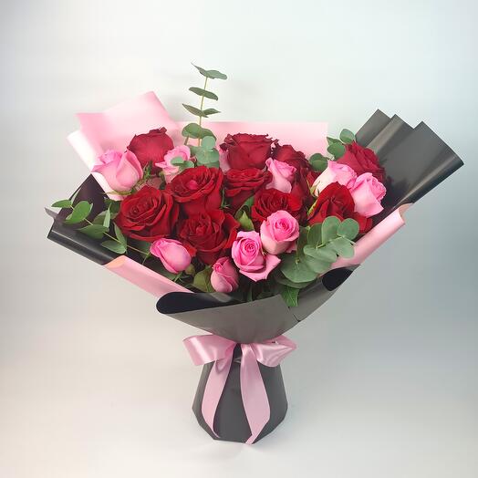Букет красных и розовых роз