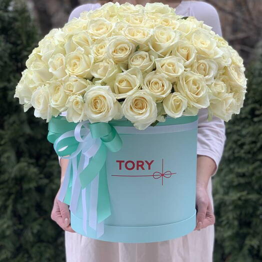 101 roses blanches dans une boîte à chapeaux