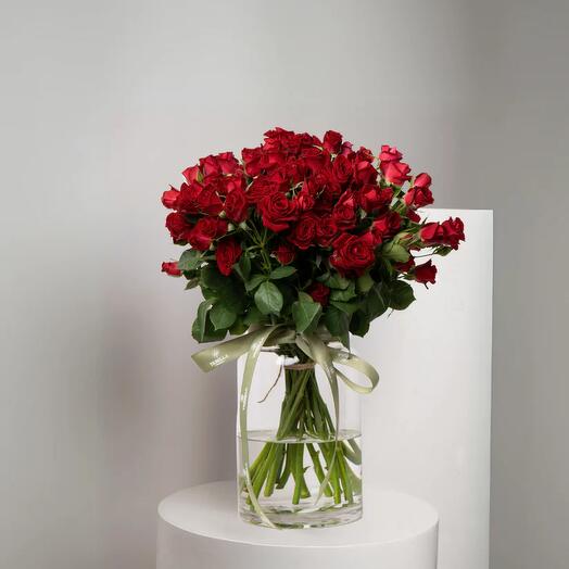 Красная спрей-роза в вазе