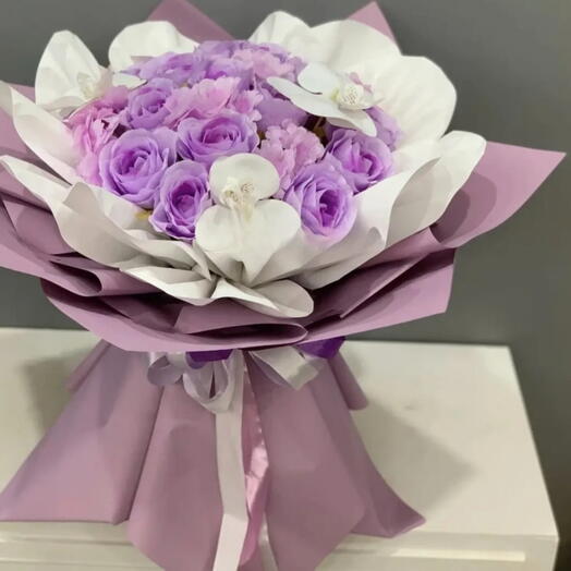 Аметистовая орхидея. Насыщенный фиолетовый цвет драгоценного камня аметист и акценты белой орхидеи.