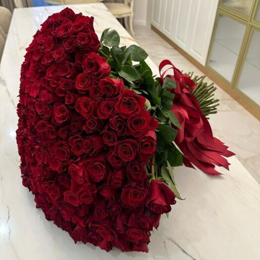 Изысканный роскошный букет из 101 красной розы