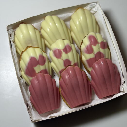 Коробка мраморных ванильно-шоколадных мадленов
