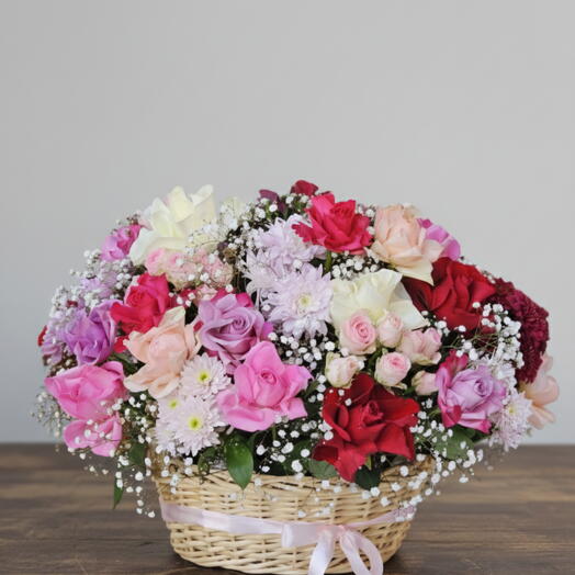 Розовые красные фиолетовые белые цветы в корзине