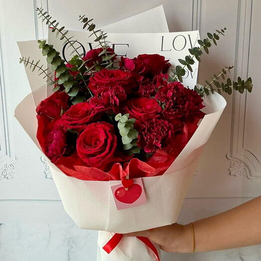 باقة مزيج أحمر مع بطاقة حب في تغليف أبيض