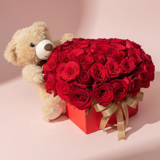 Коробка-сердце с 51 красной розой и медвежонком – роскошный подарок ко Дню святого Валентина