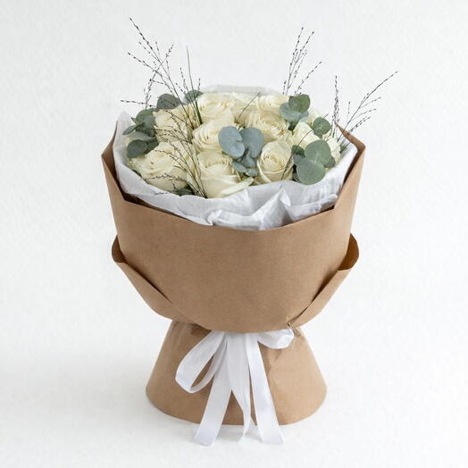 20 белых роз в крафте