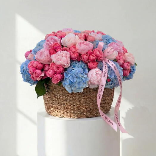 Большая Корзина Azure Blush: Голубая Гортензия   Розовая Симфония Роз