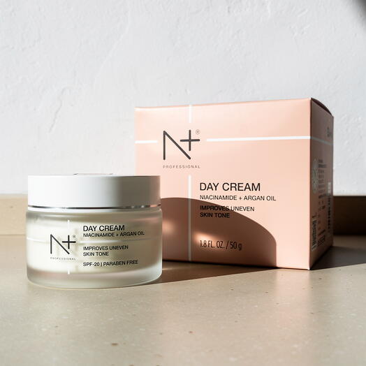 N+ كريم نهاري, مع النياسيناميد وزيت الأرجان, يحسن تفاوت لون البشرة مع SPF 20, 50 جم