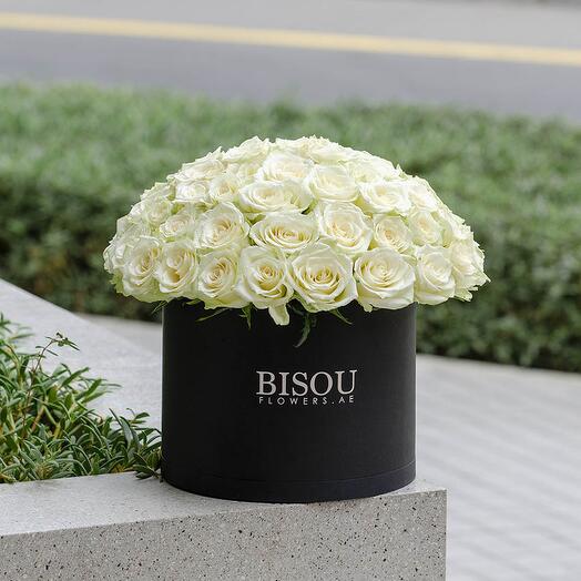 50 белых роз в коробке