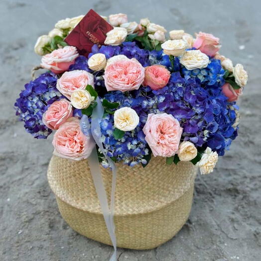 Франц: Средняя корзина с голубой гортензией и персиковыми и кремовыми розами