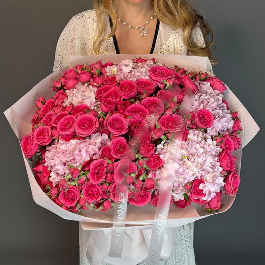 Романтика: Букет из 5 светло-розовых гортензий и 30 ярко-розовых спрей-роз