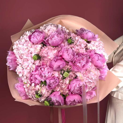 Розовая принцесса: букет розовых гортензий и пионов