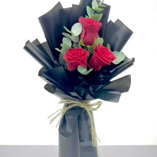 3 красные розы в чёрной упаковке