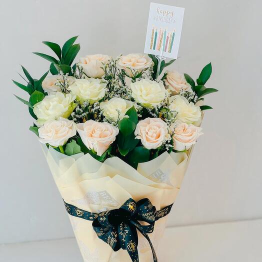 Букет бело-персиковых роз