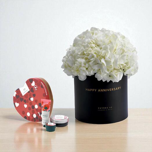 Белые гортензии   Подарочная коробка на годовщину с клубникой