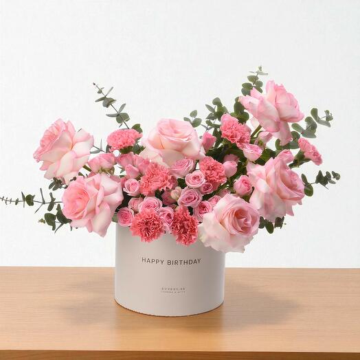 Розовая коробка с розовыми лепестками для дня рождения