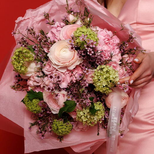 Рай: Большой букет из гортензий, ранункулюсов, кустовых роз и хамелауциума