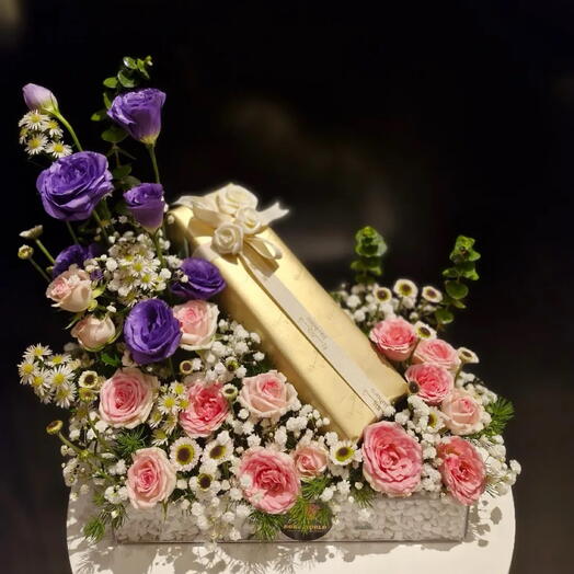 برج هدايا الحب - صندوق هدايا مزين بالزهور البنفسجية والوردية