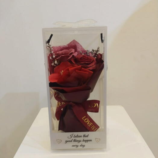 Красный искусственный букет с коробкой
