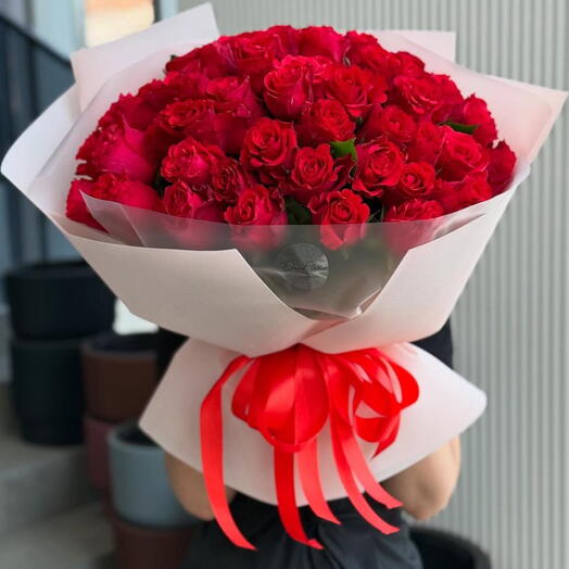 ROSA ROJA EN UN RAMO