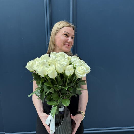 31 rosas blancas en un jarrón