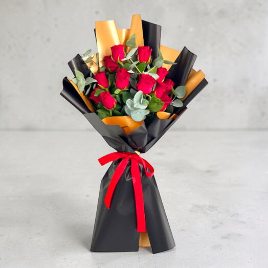 Ramo de 12 rosas rojas con eucalipto