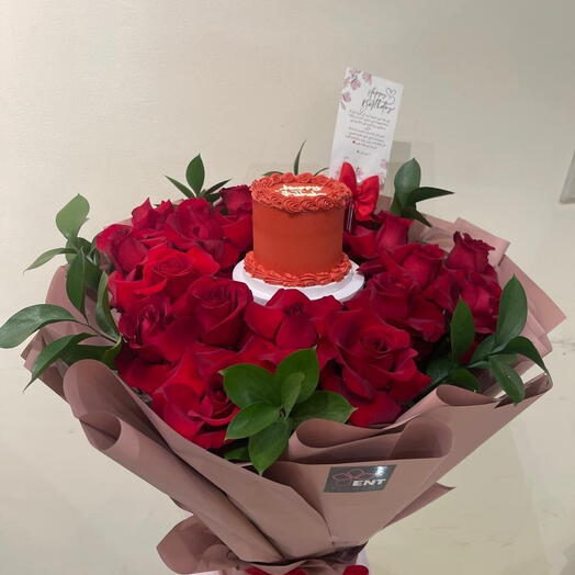 Red roses 🌹 with cake 🎂