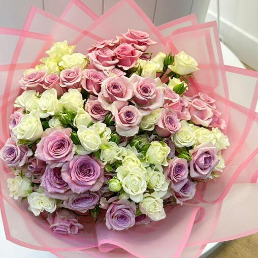 باقة أنيقة من الورود البنفسجية والبيضاء