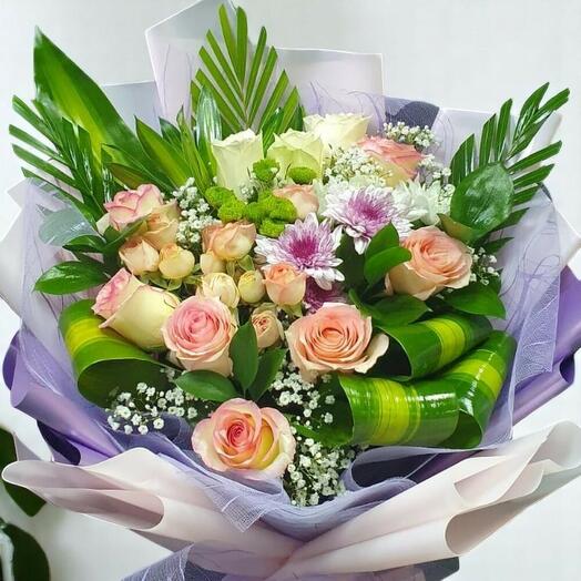 Элегантный букет из роз и хризантем с зелёной листвой