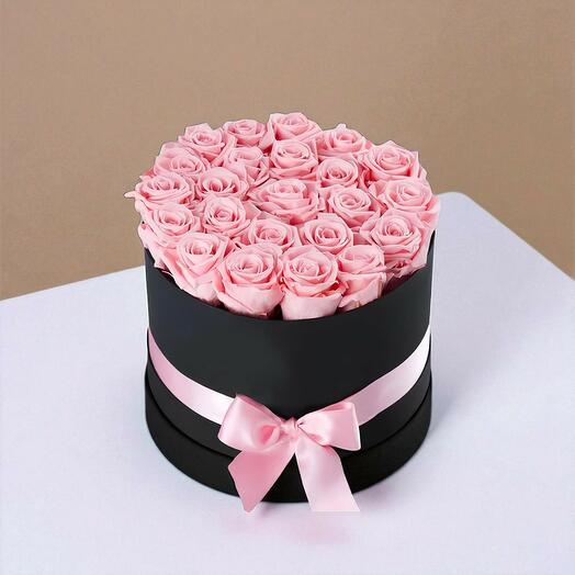Нежные розовые розы в большой коробке