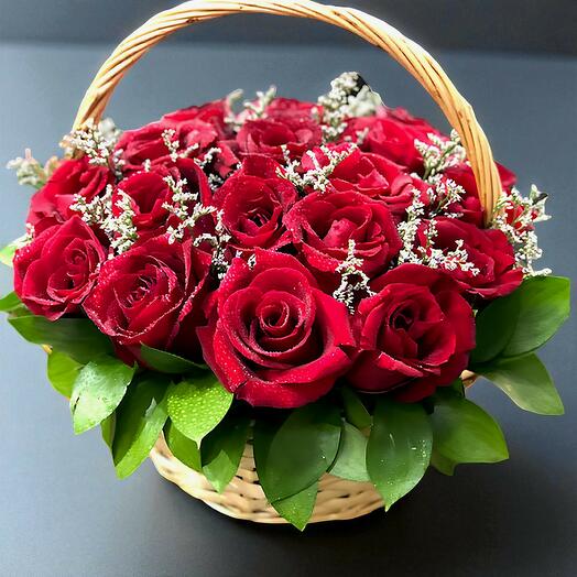 Корзина из красных роз
