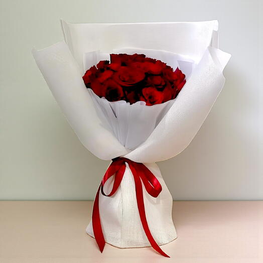 Алый шёпот | 15 красных роз в вневременной монообёртке