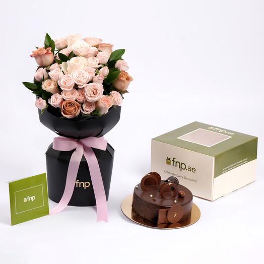 Аранжировка из роз с фадж-тортом