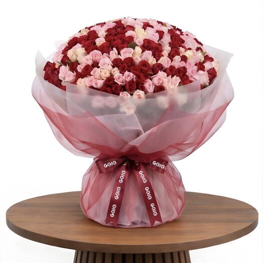 Современный букет роз ко Дню святого Валентина