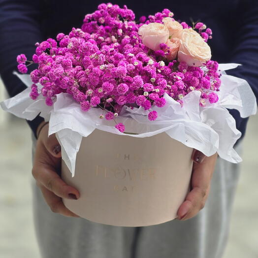 Розовая гипсофила и роза в коробке
